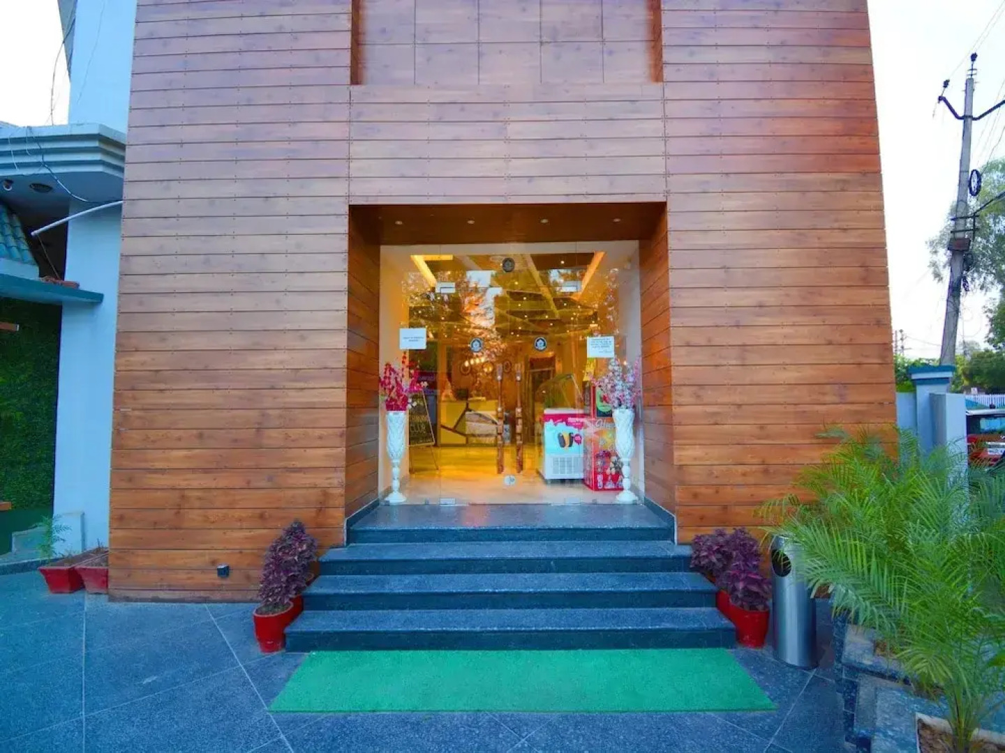 Capital O 38623 Pathankot Club