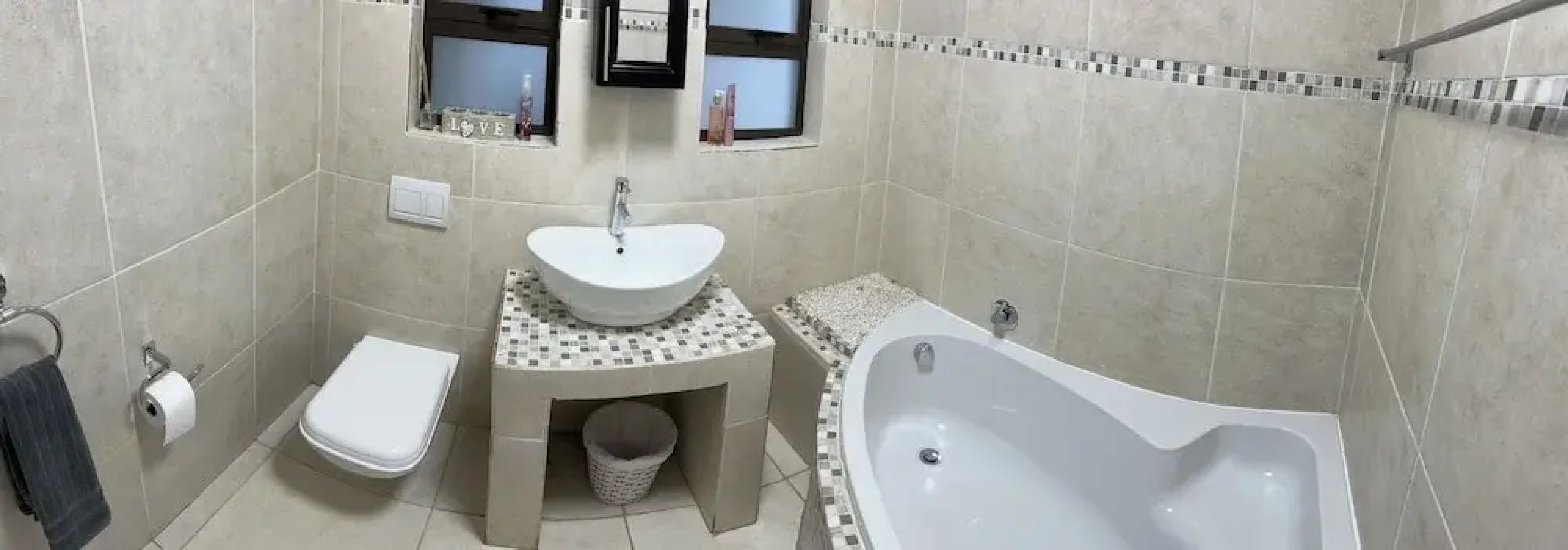 28 La Rochelle Bed & Breakfast