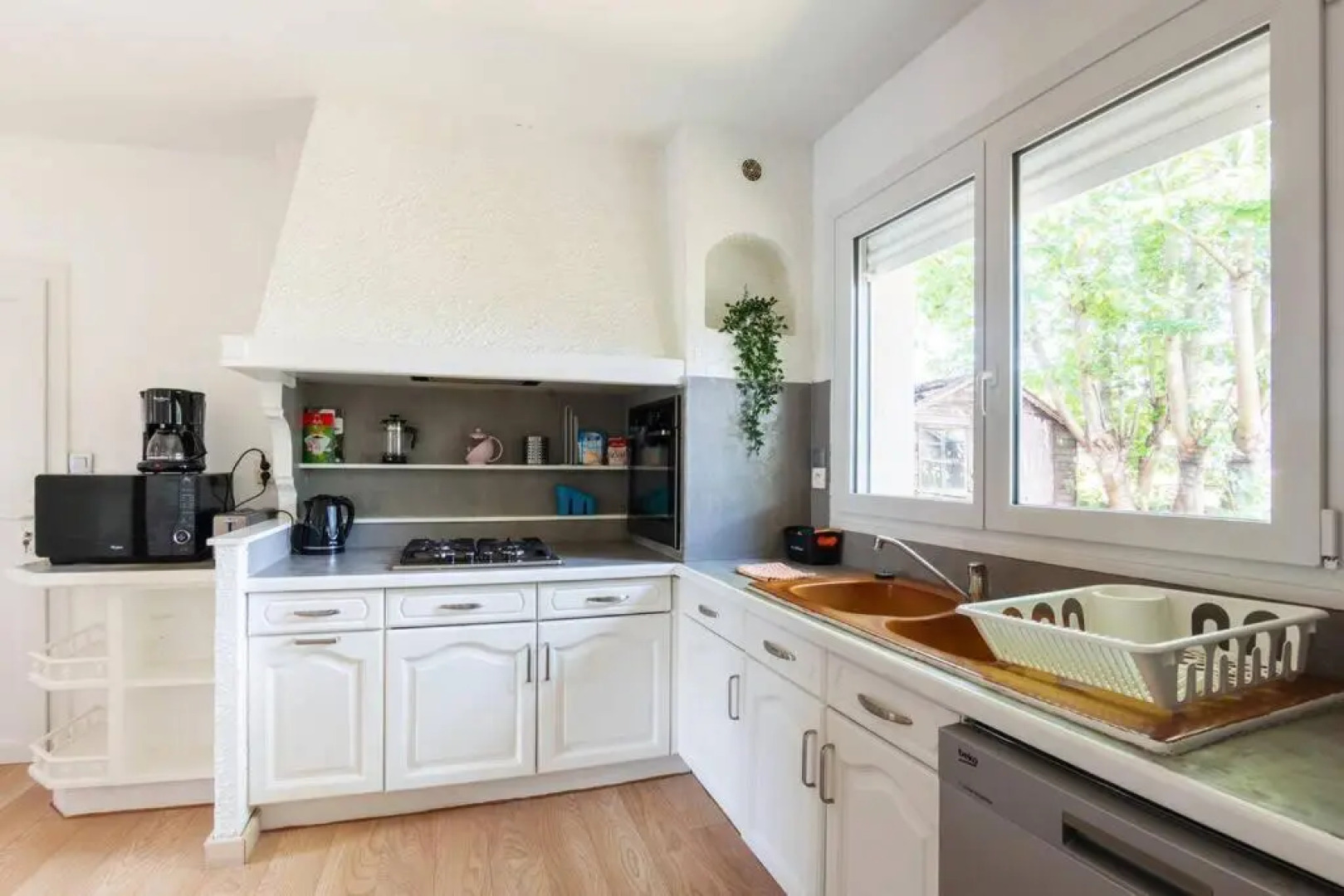 Charmante maison spacieuse et lumineuse, au calme avec un petit jardin