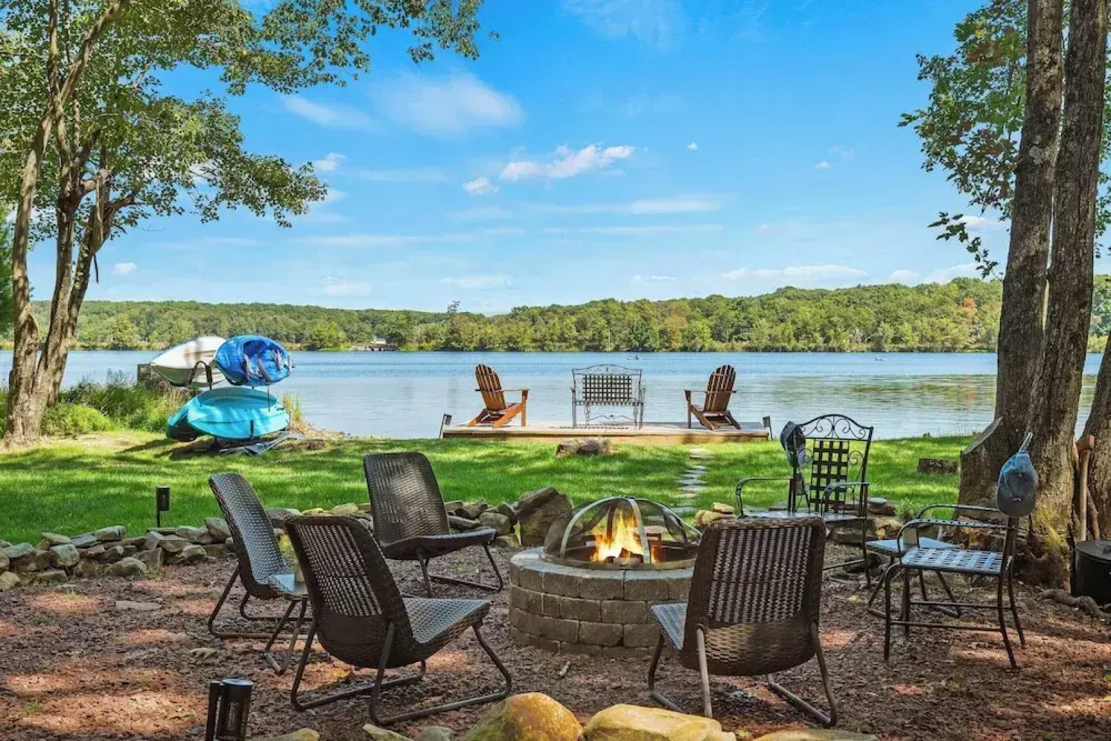 Lake Daze by Avantstay Lakefront w/ Modern Interior, Enclosed Porch & Hot Tub