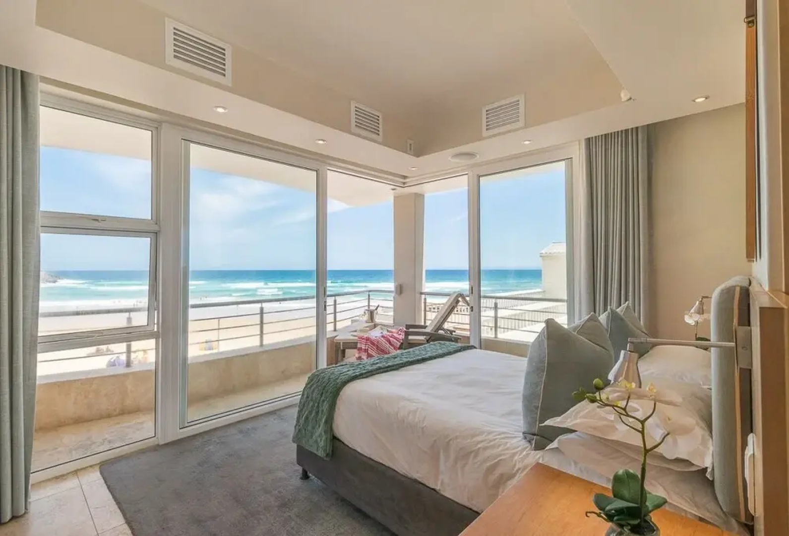 Charming Room With a sea View