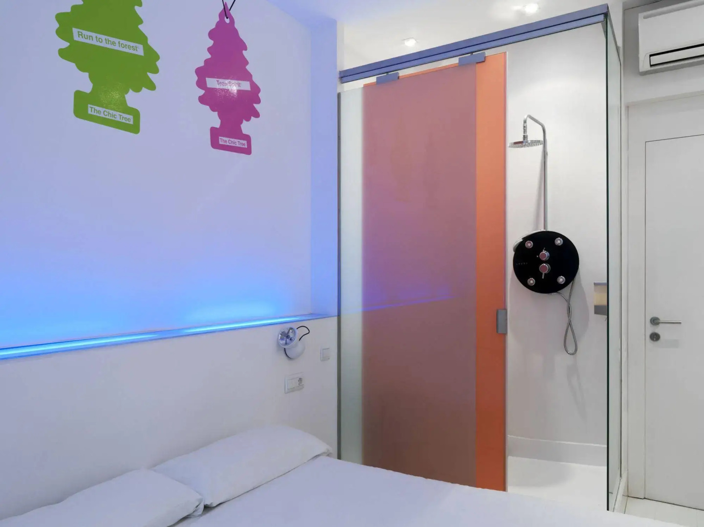 Chic & Basic Tallers Hostal