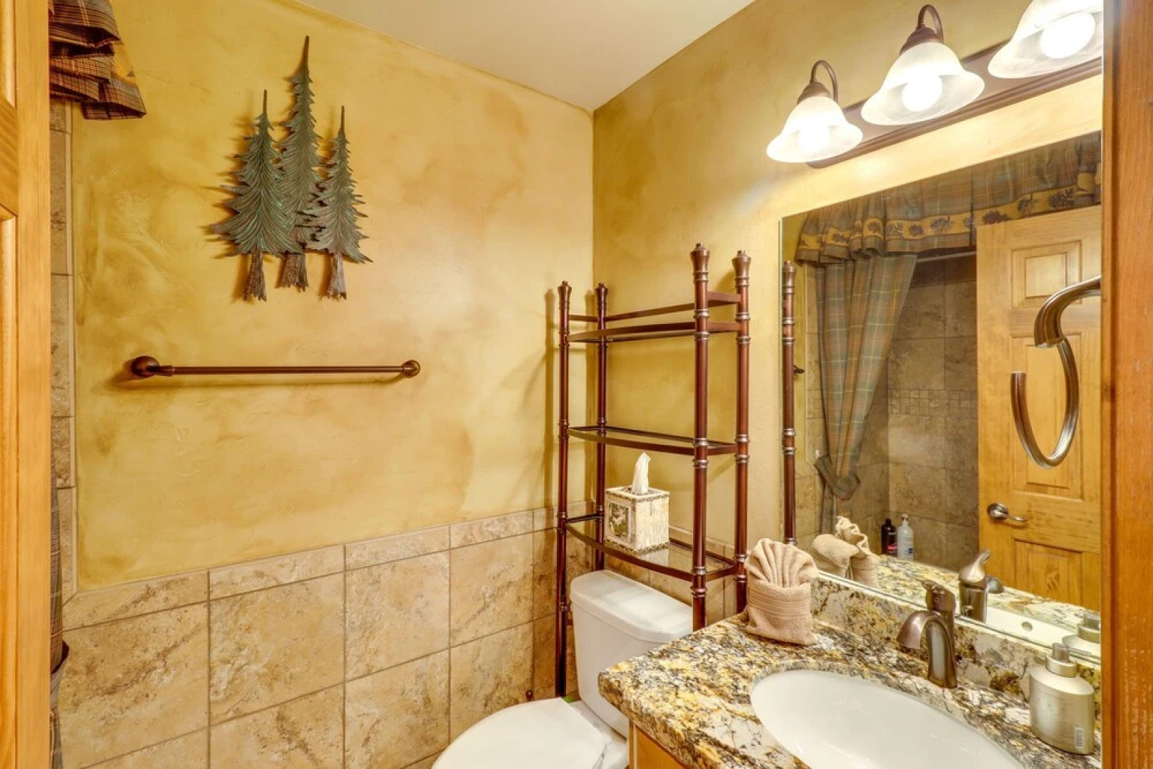 Cozy Show Low Cabin < 5 Mi to Downtown!
