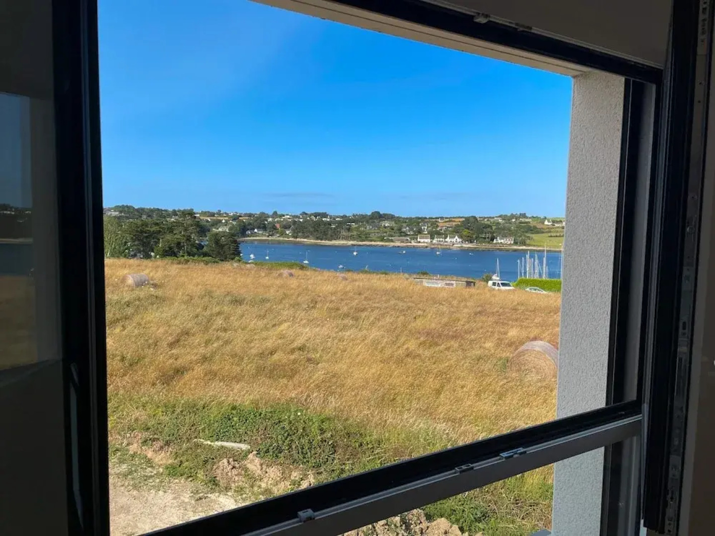 Pretty new House With Small sea View