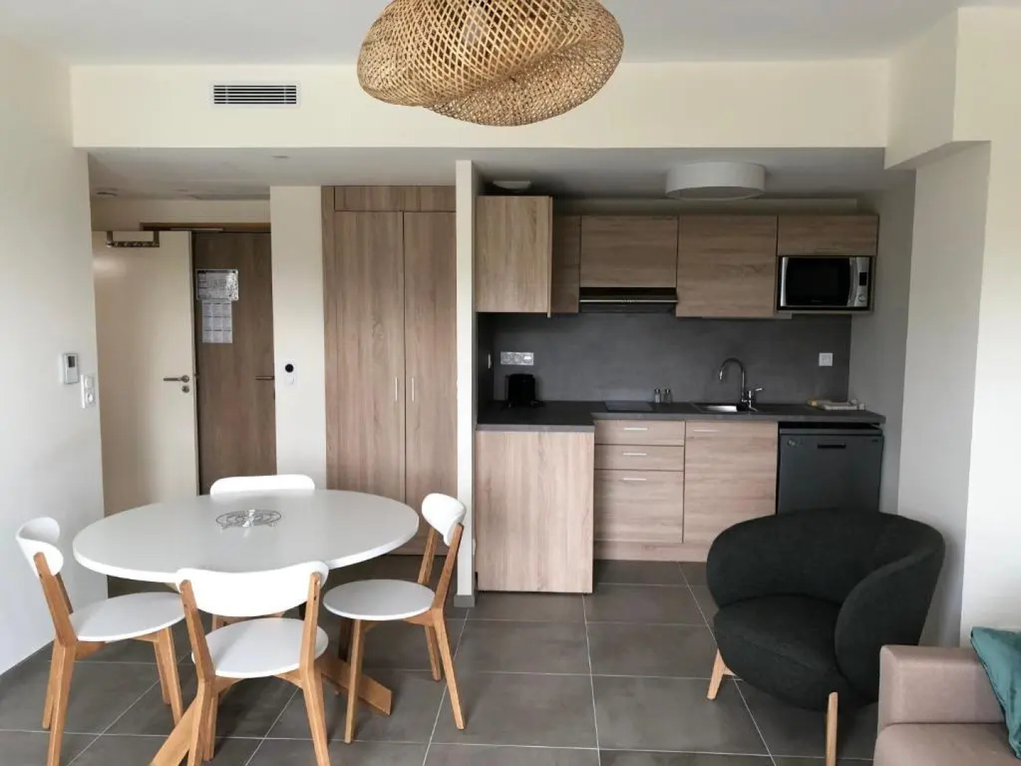 Shana Hotel & Residence