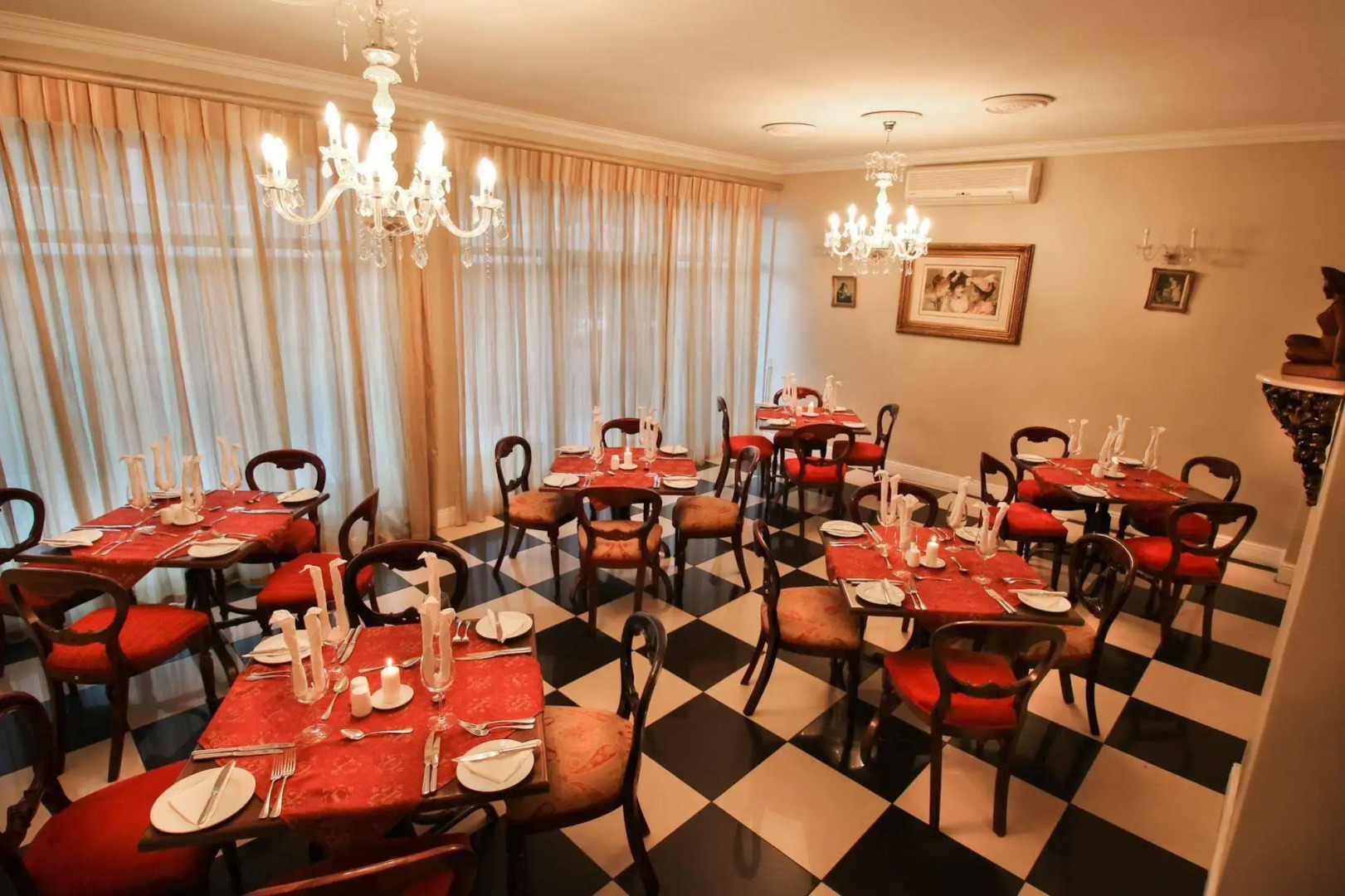 The Victorian 1906 Hotel