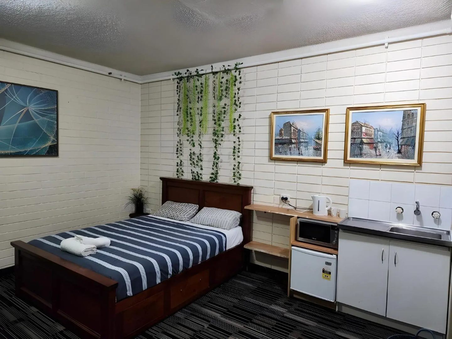Adelaide Motel & Backpackers