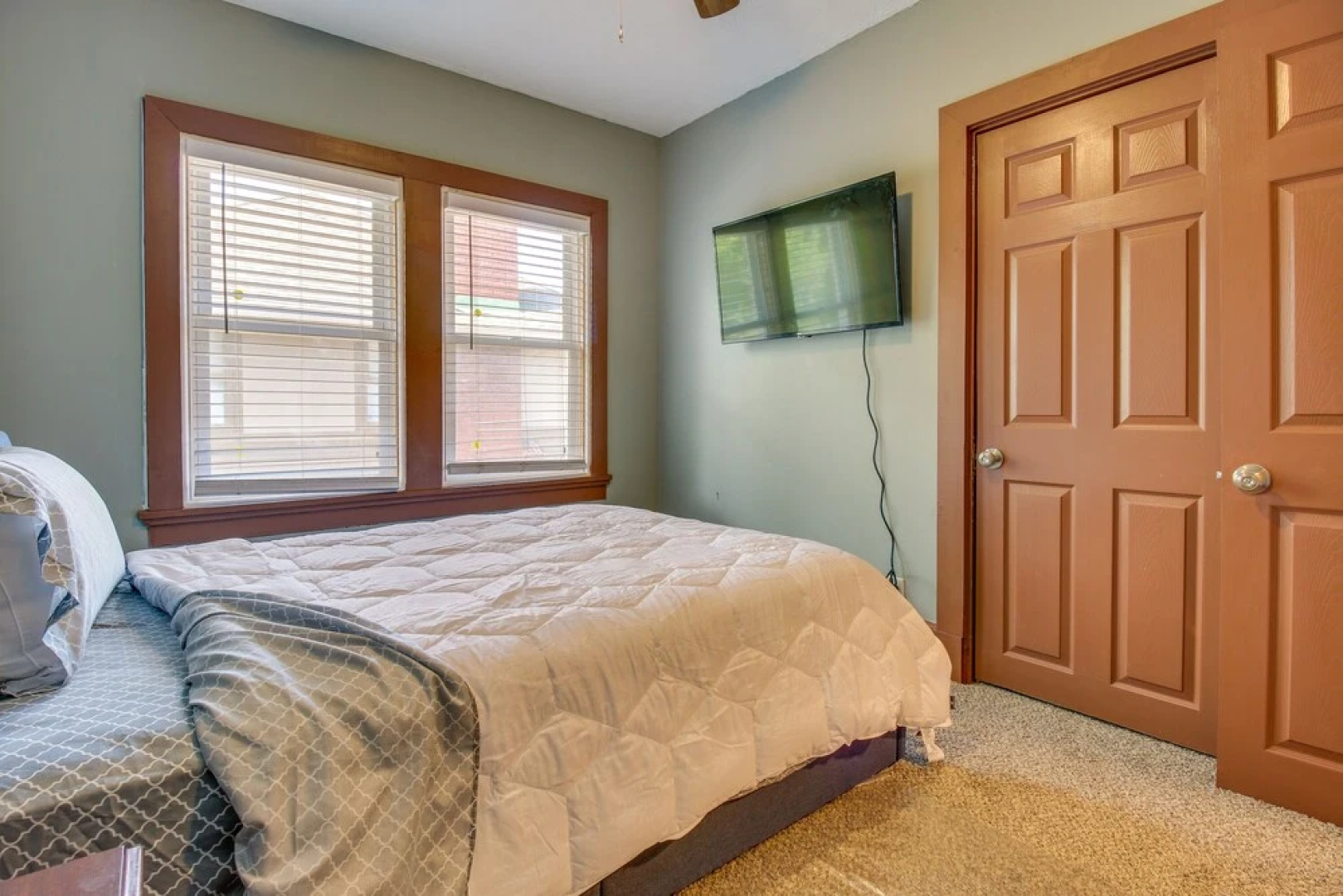 Sunny + Spacious Dayton Condo ~ 1 Mi to Downtown!