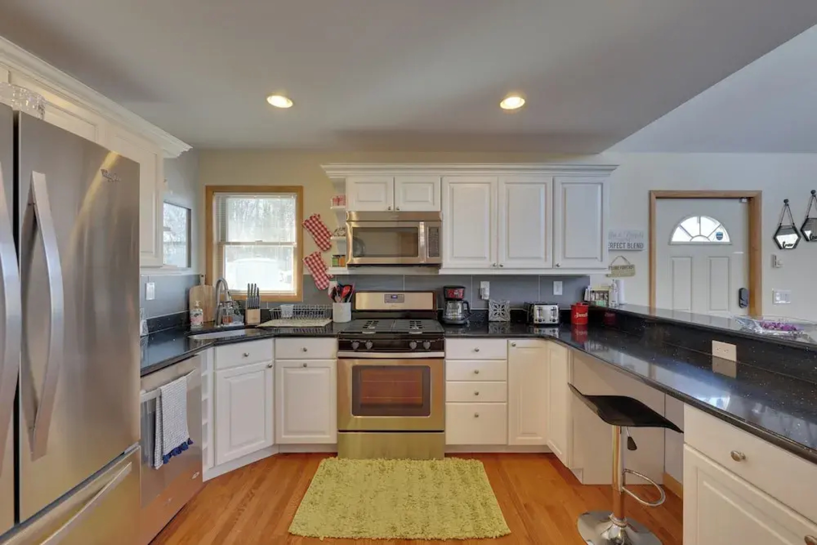 Large Deck + Resort Amenities: Lake Ariel Retreat