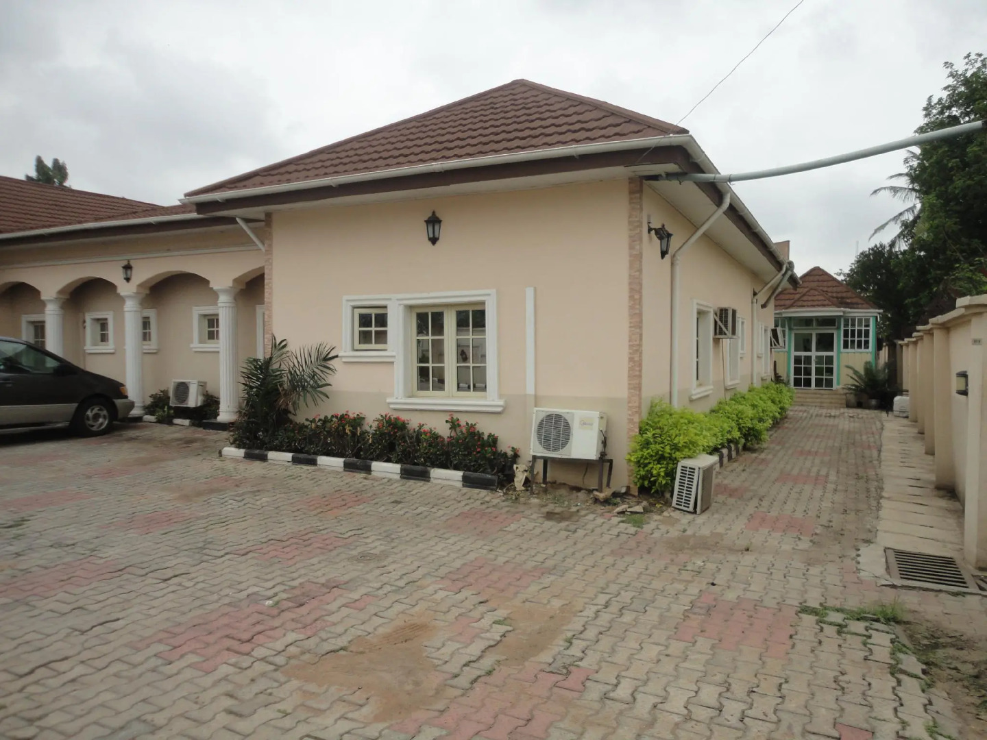 SDM Tavern and Suites