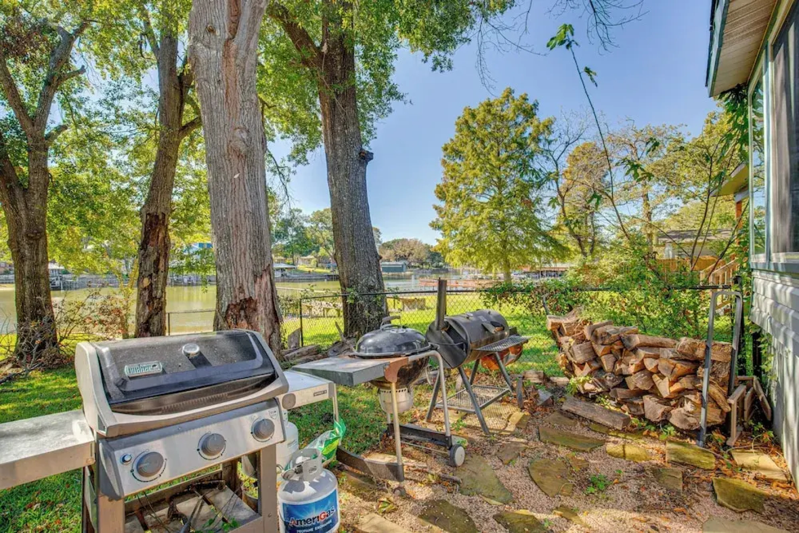 Waterfront Retreat w/ Hot Tub in Gun Barrel City!