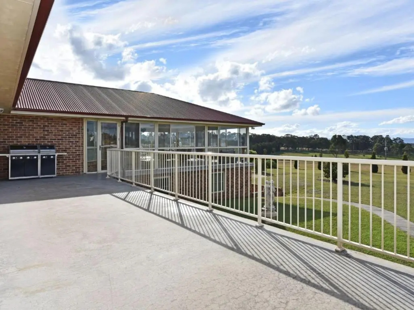 Noble Willow Studio Lovedale. Spacious, with views and pool