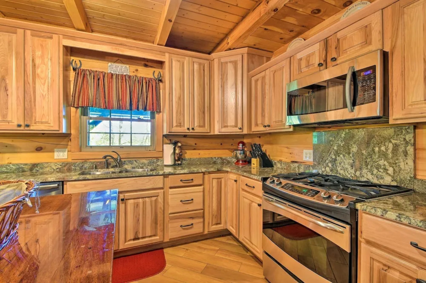 Trenton Cabin w/ Hot Tub - 14 Mi to Lookout Mtn!