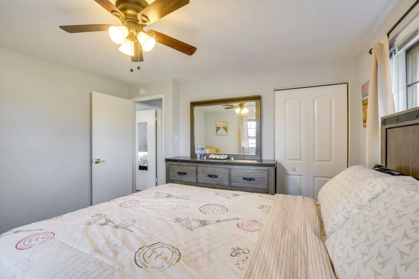 Country Club Hills Home: Walk to Rec Center!
