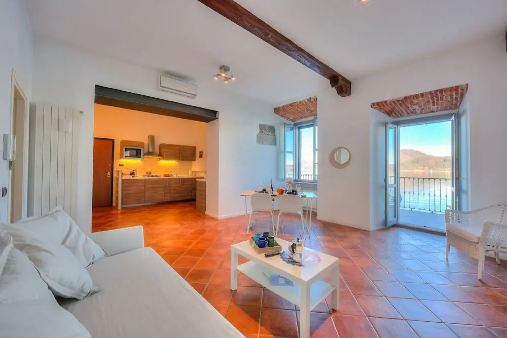 Volo Di Gabbiani Pied Dans L' Eau