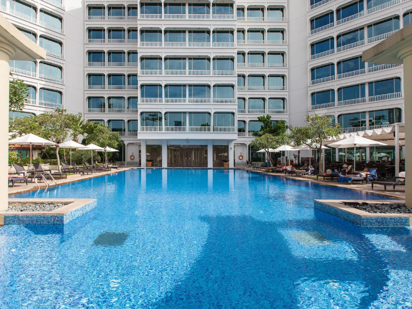 Отель The Robertson House by The Crest Collection