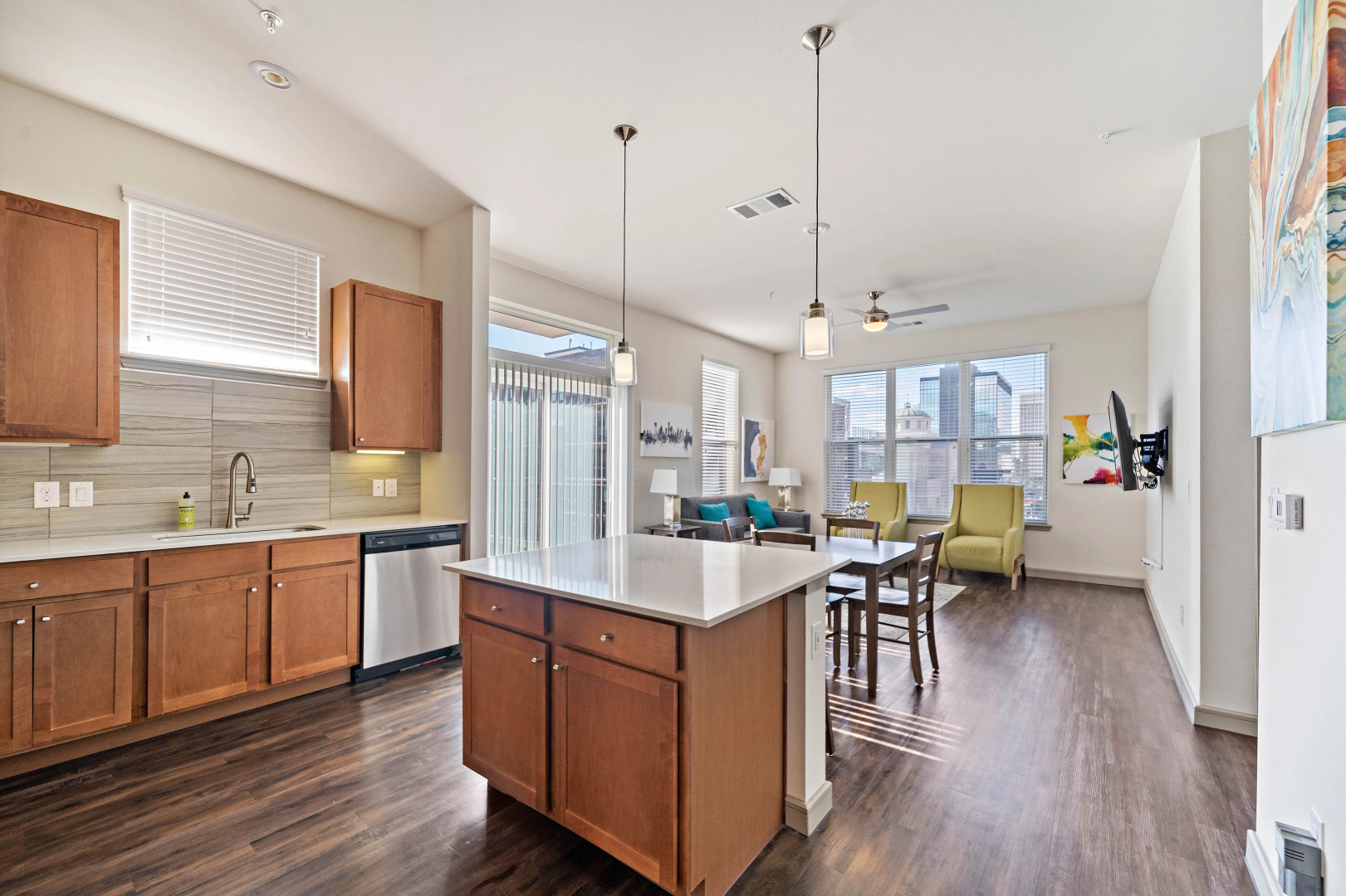 Downtown Location- Parking, Gym, Pool! Modern, Deep Cleaned Apt!