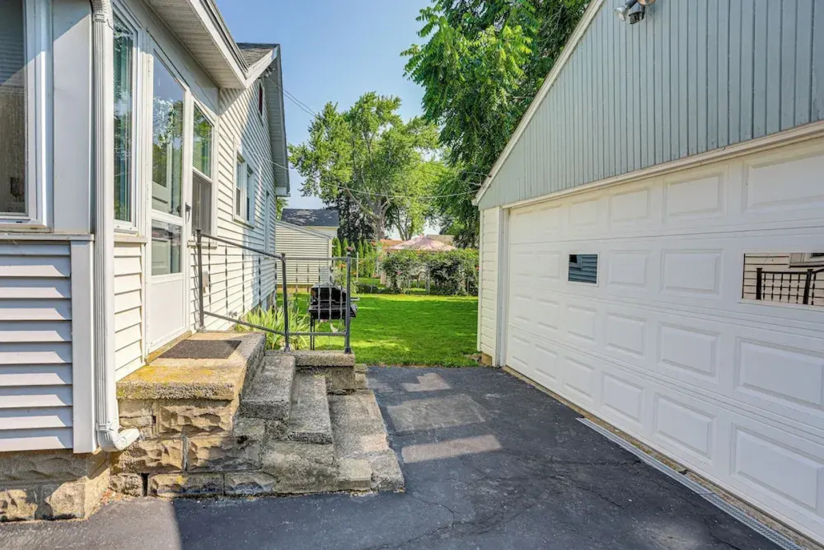 Walk to Private Beach: Lake Erie Retreat w/ Yard!