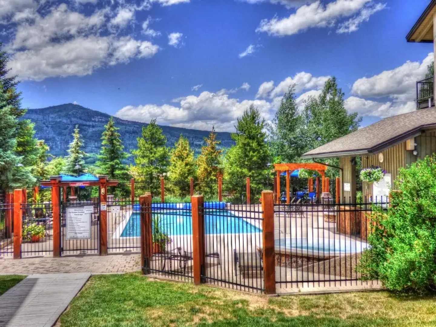 2 Level Unit w/ Pool Hot Tubs Private Deck