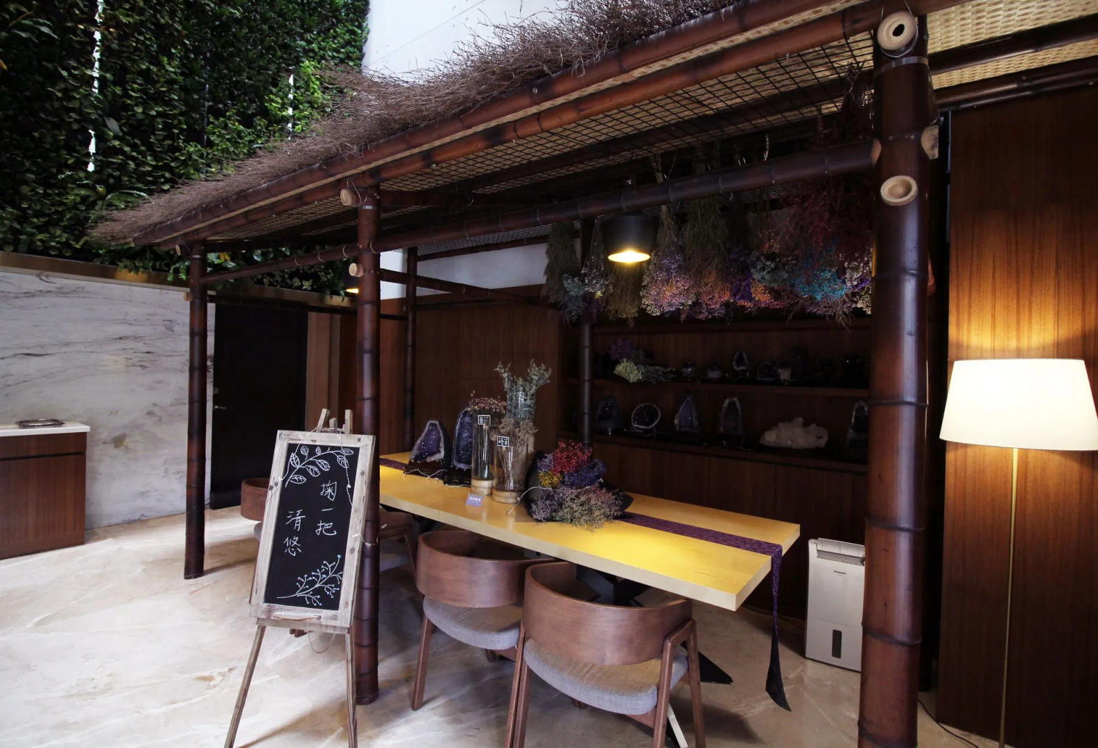 Aeris International Hotel