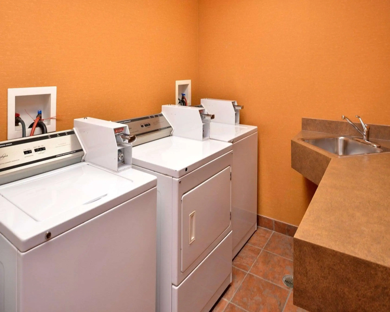 Econo Lodge Inn & Suites University