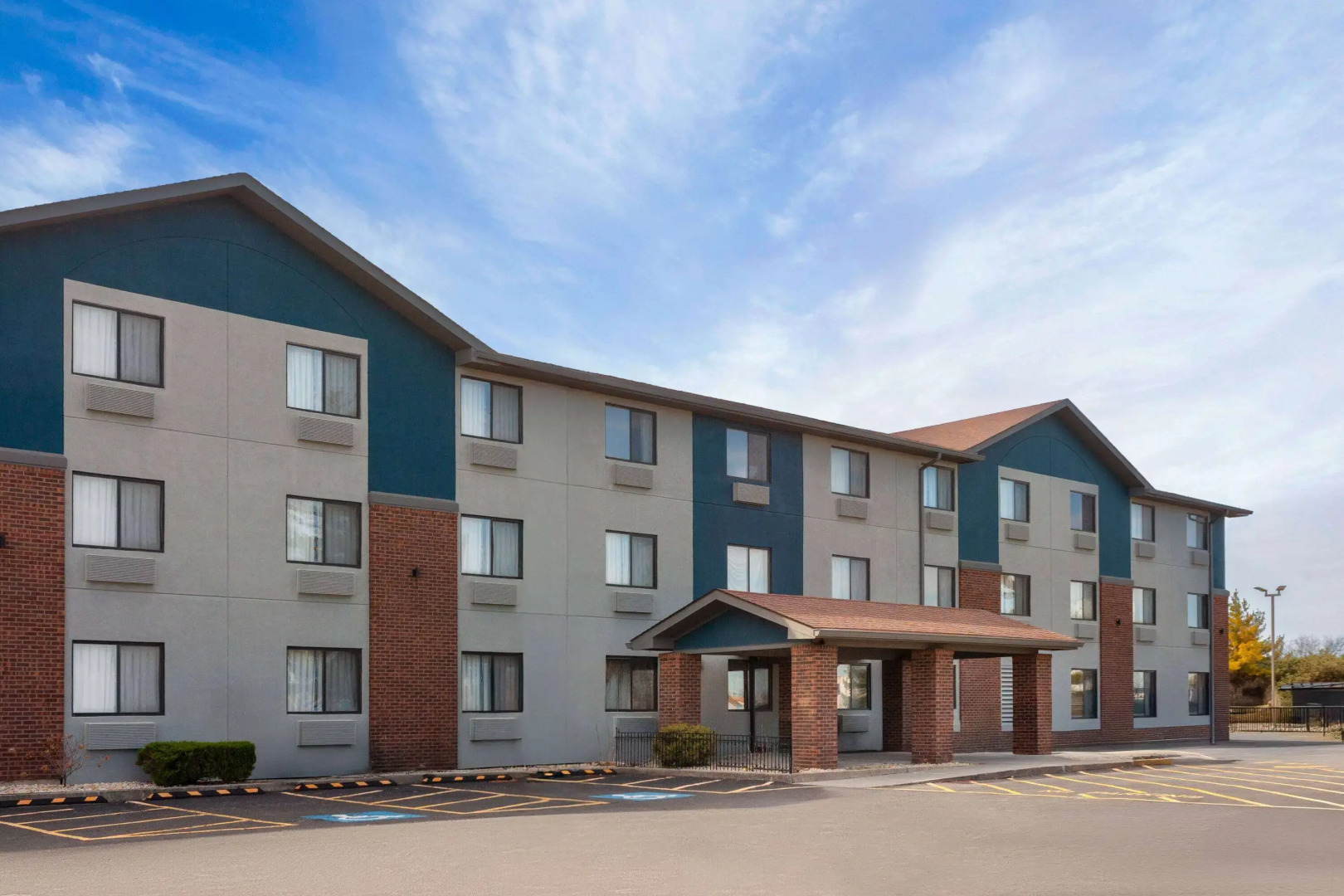 Super 8 by Wyndham Romeoville Bolingbrook