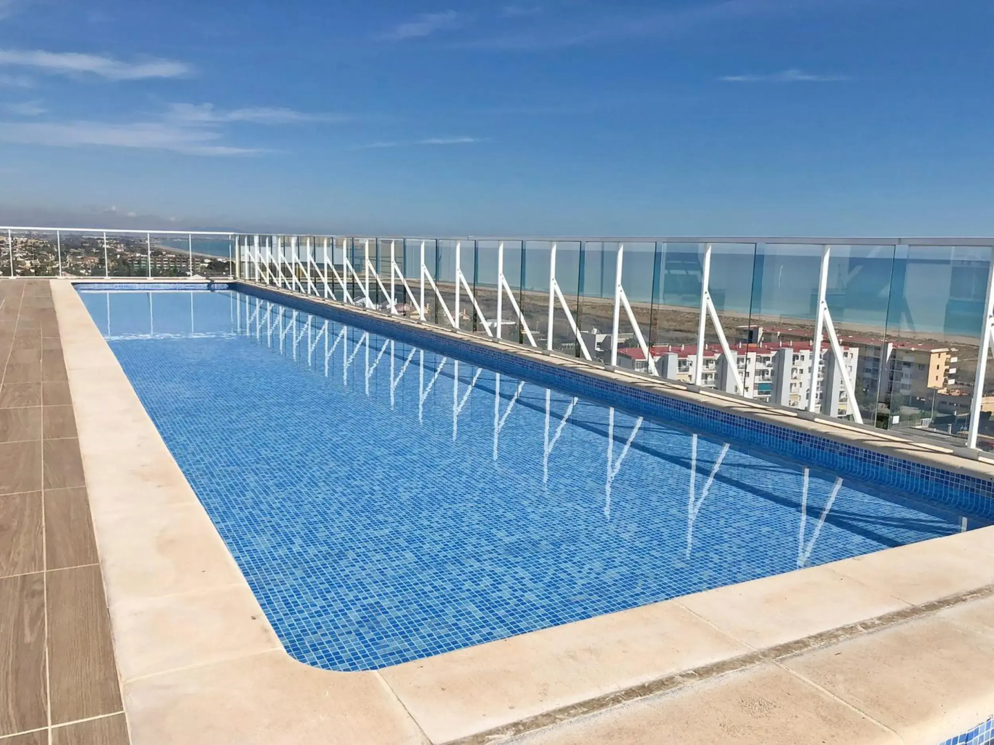 Global Properties, Moderno apartamento con terraza y vistas al mar