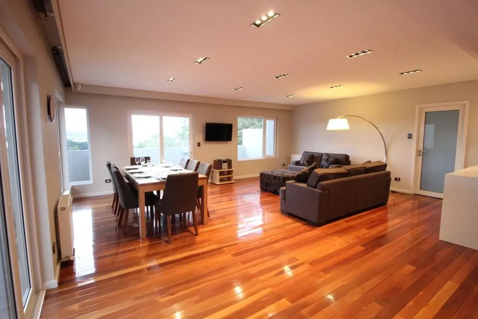 Sunny Sandy Bay Apartment