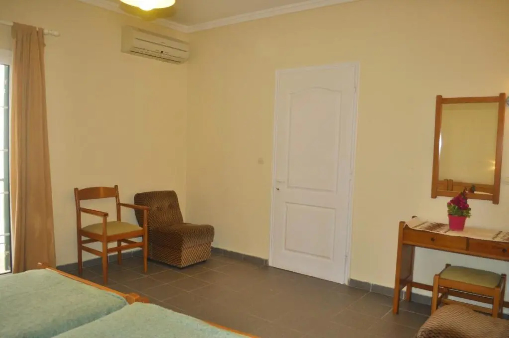 Holiday Studio Apartments Yannis on Agios Gordios Beach in Corfu