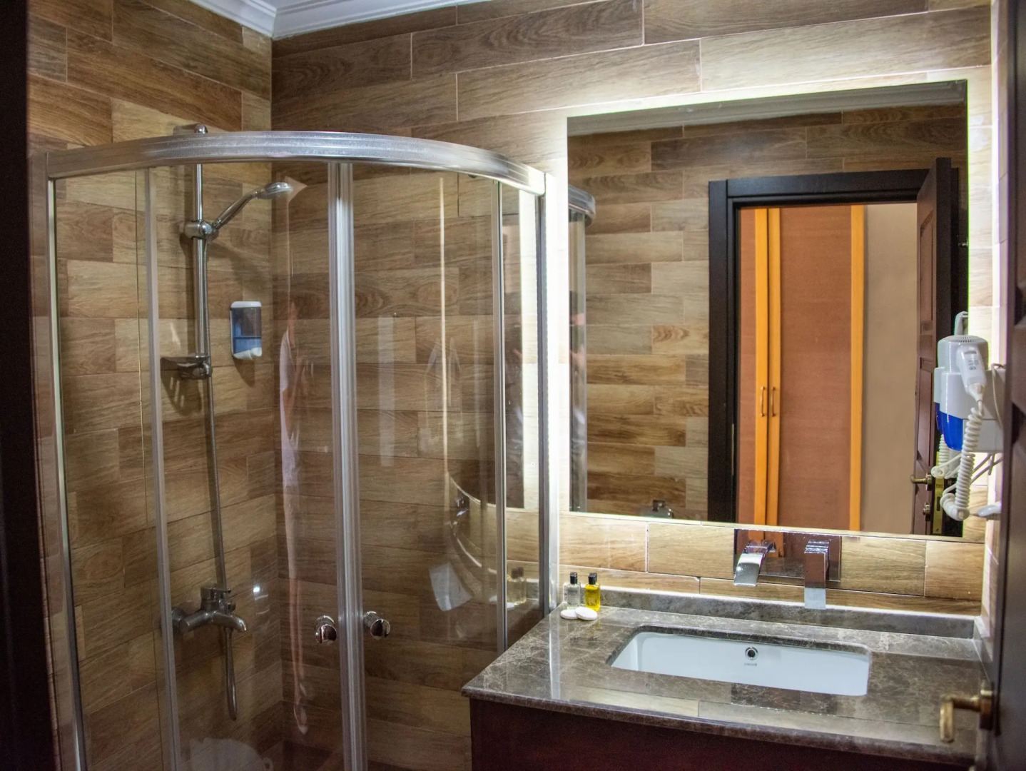 Manaspark Deluxe Hotel