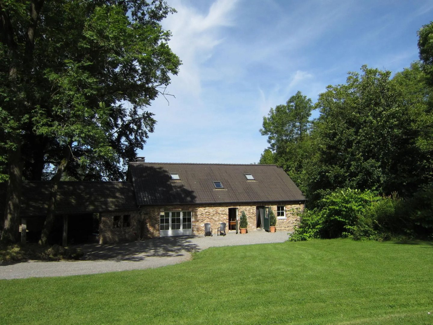 Glorious Holiday Home in Weris with Jacuzzi