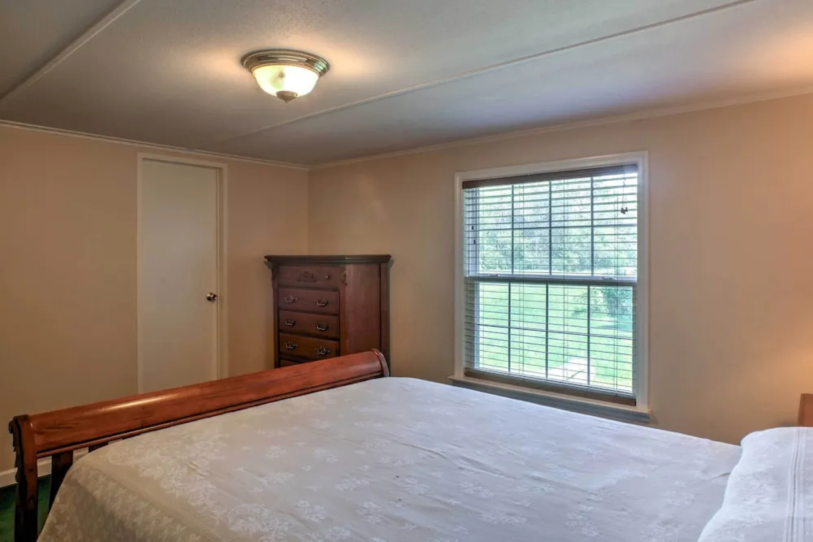 Ooltewah Cabin w/ Grill, Pool Table & Porch!