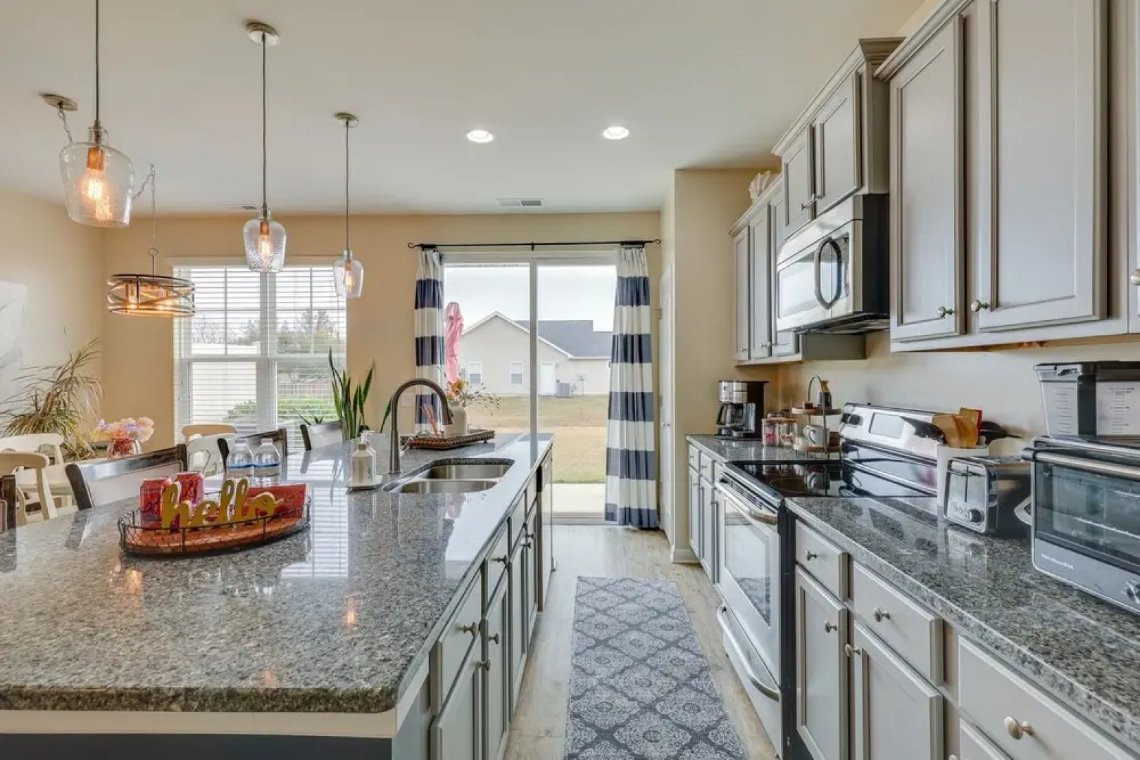 Sweet Dreamin Townhome ~ 7 Mi to Beach!