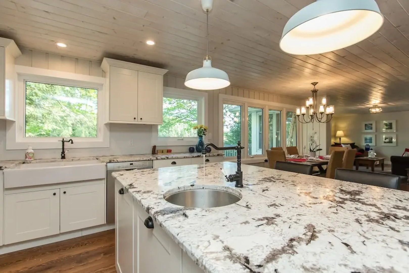 Daydreams Cottage~Beautiful 5 Bed 2 Bath Cottage on Brandy Lake