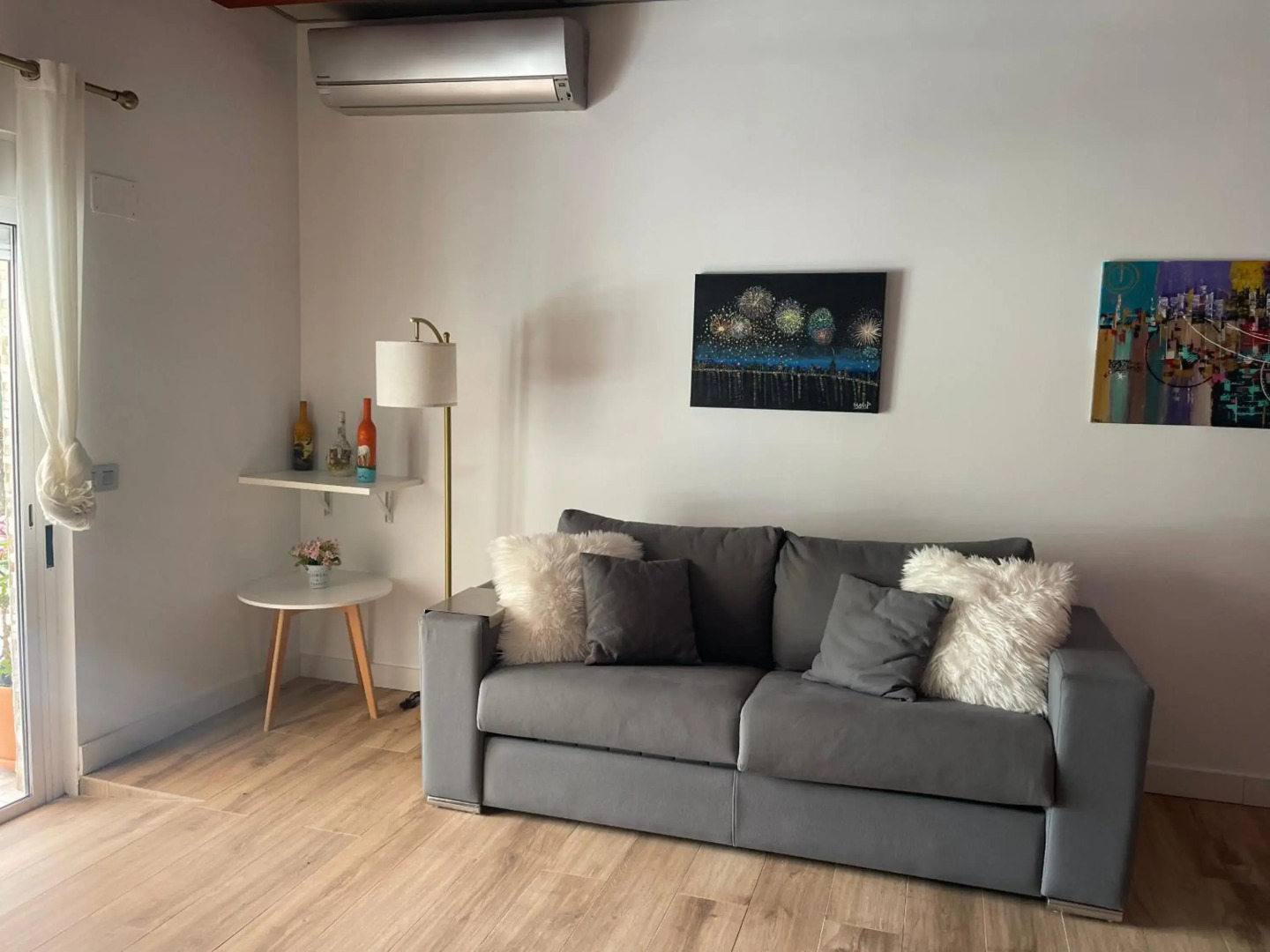 Habitación con cama extra doble más sofa cama apta hasta para 4 personas con baño privado