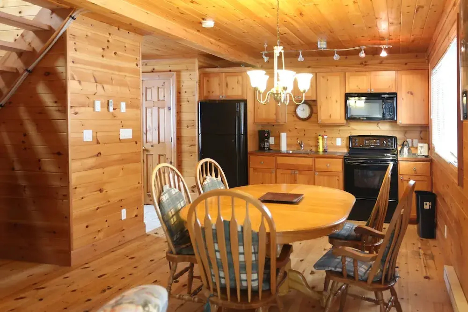 Lakefront Cottage Marina View