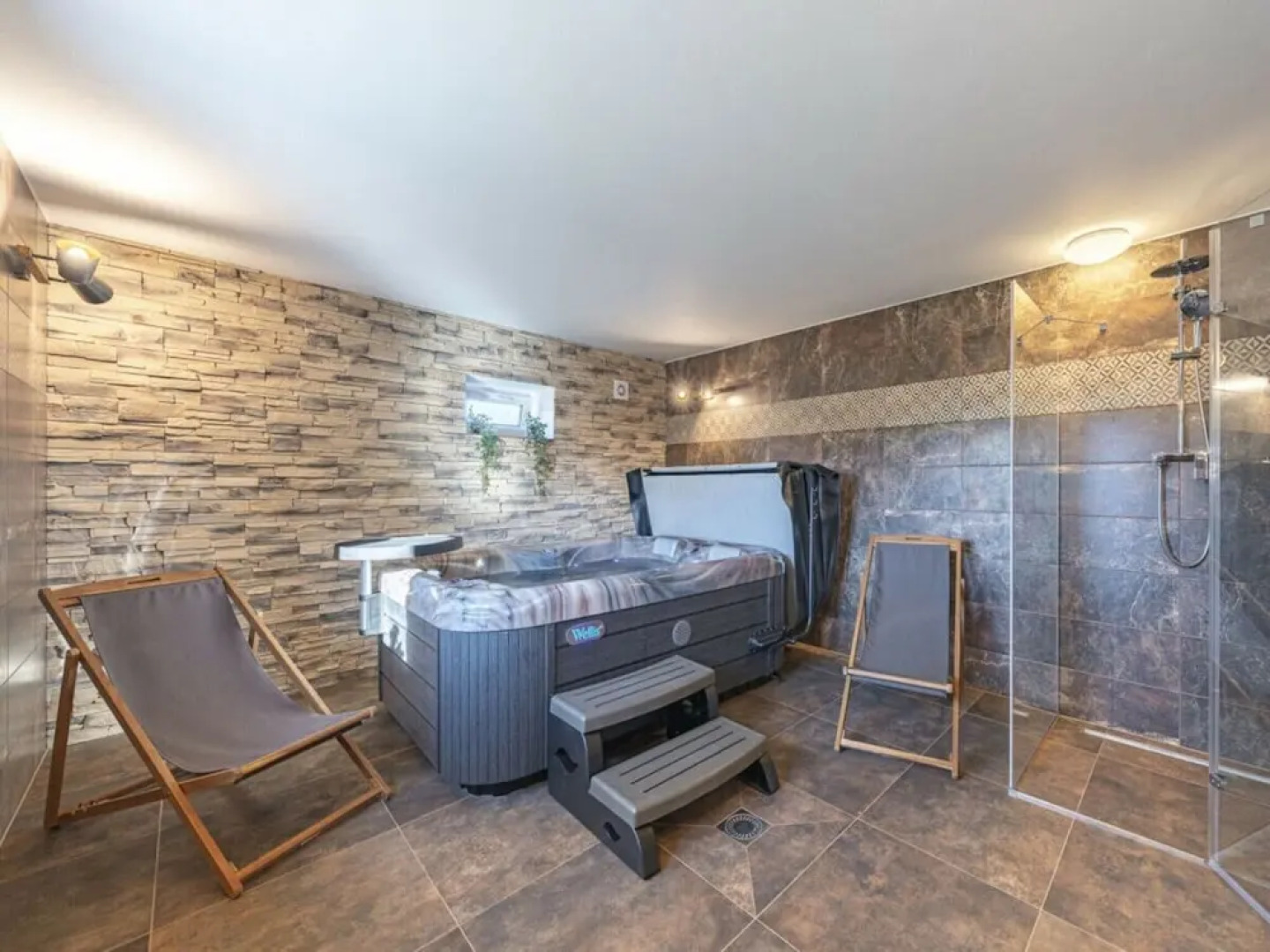 Spacious Villa With Swimming Pool