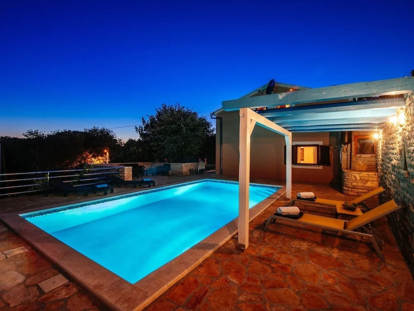 Lovely Holiday Home With Private Pool, Home Gym, Traditional Tavern, Stone BBQ