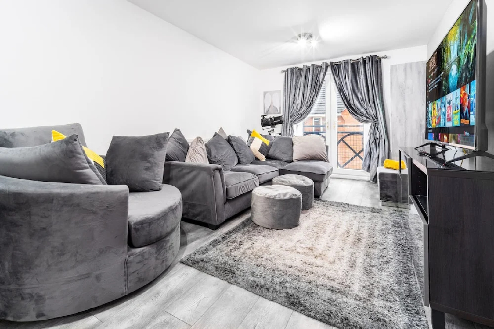 Stunning 2-bed Apartment in Tipton Sleeps 3