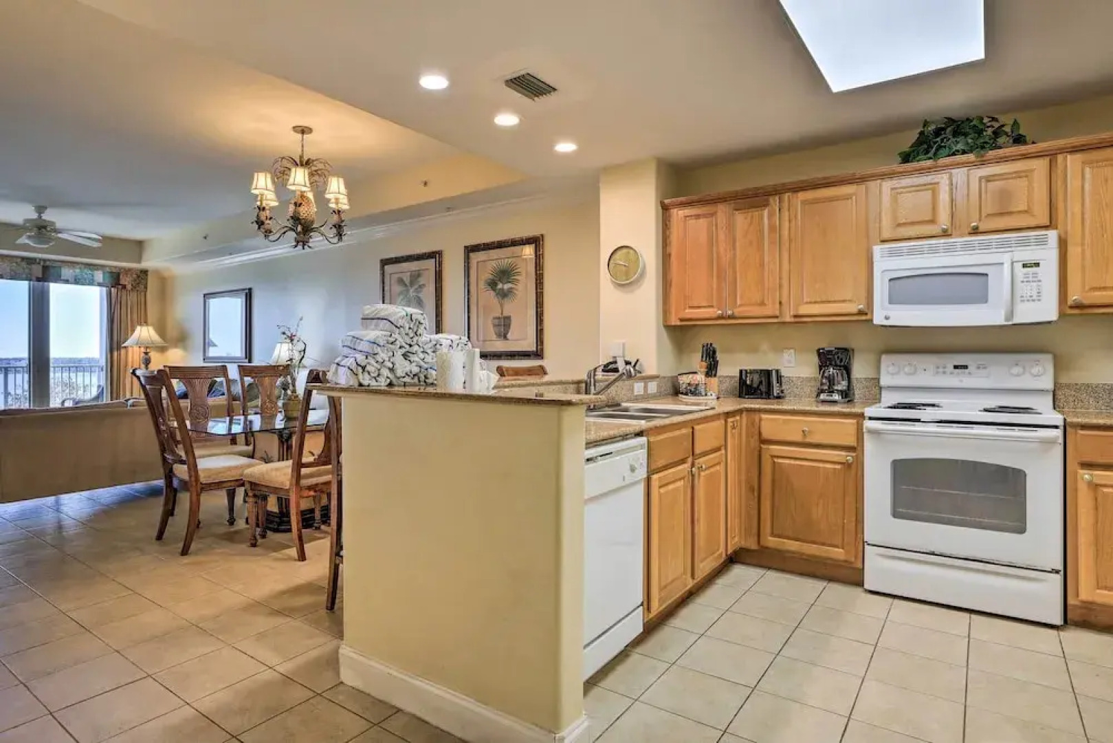 1 Mi to Disney: Lakefront Condo w/ Pool Access!