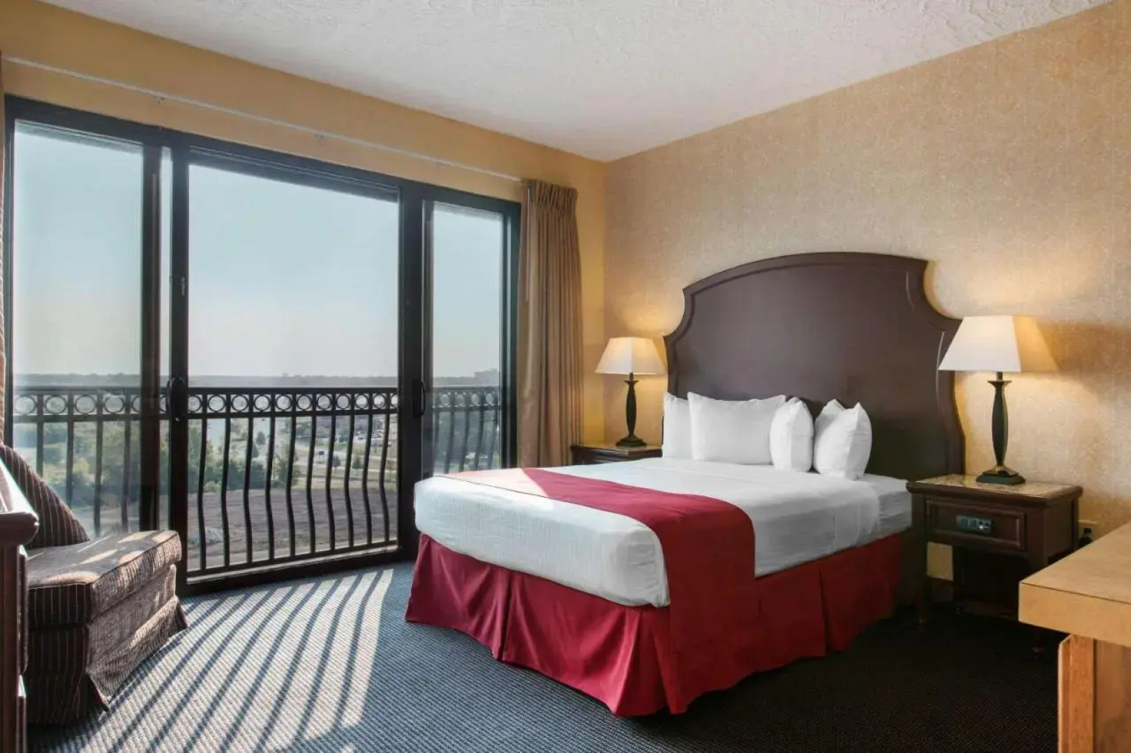 Shoreline Inn & Conference Center, Ascend Collection