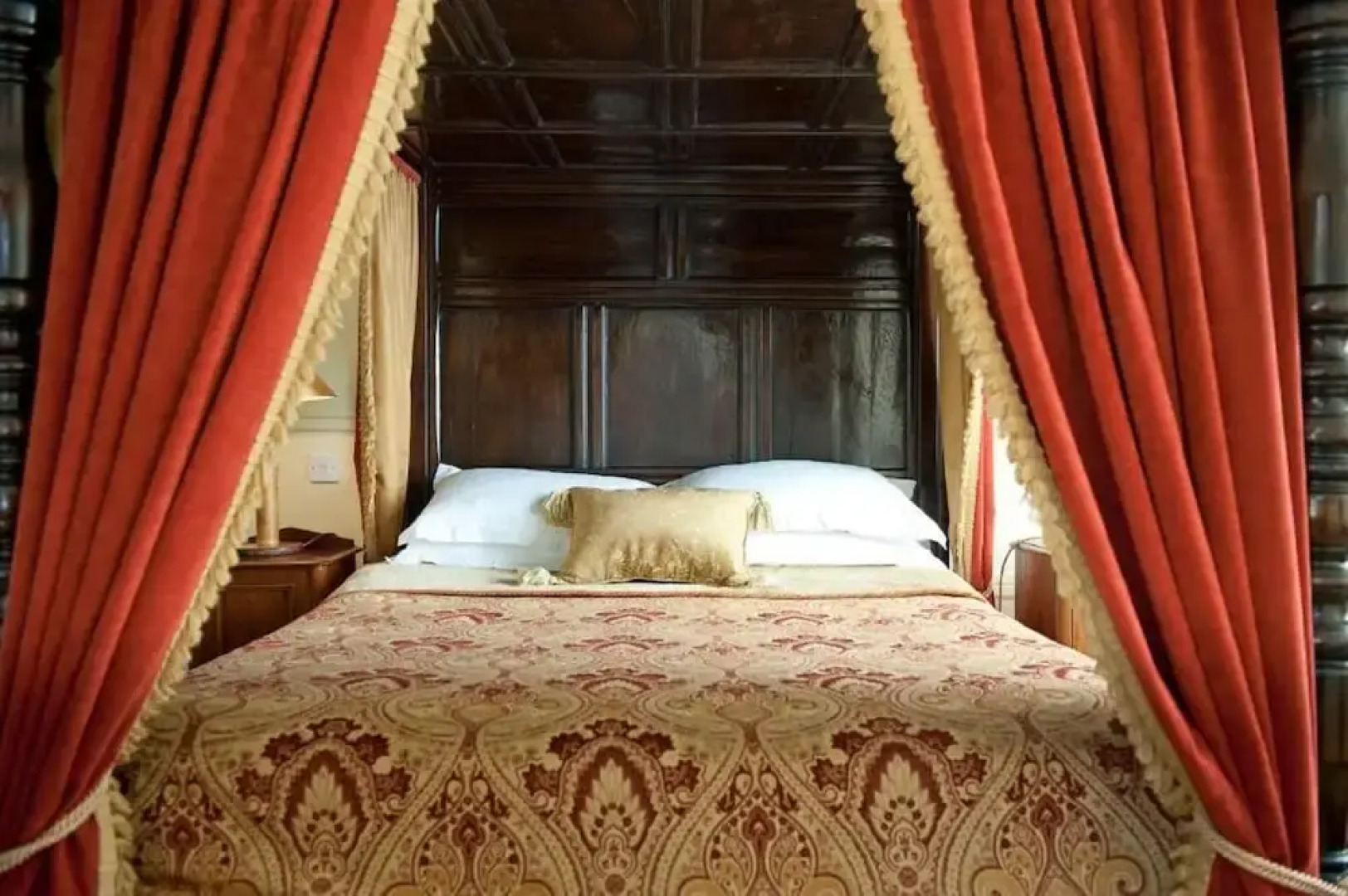 Ravenwood Hall Hotel