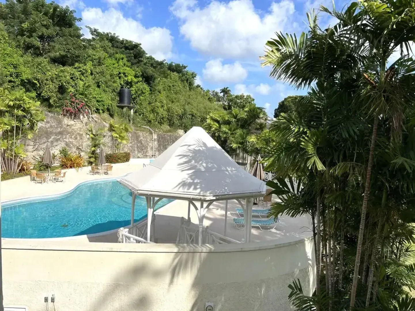 Rockley Golf 810 is a 2 Bedroom, 2 Bathroom 1st Floor Apartment With Pool