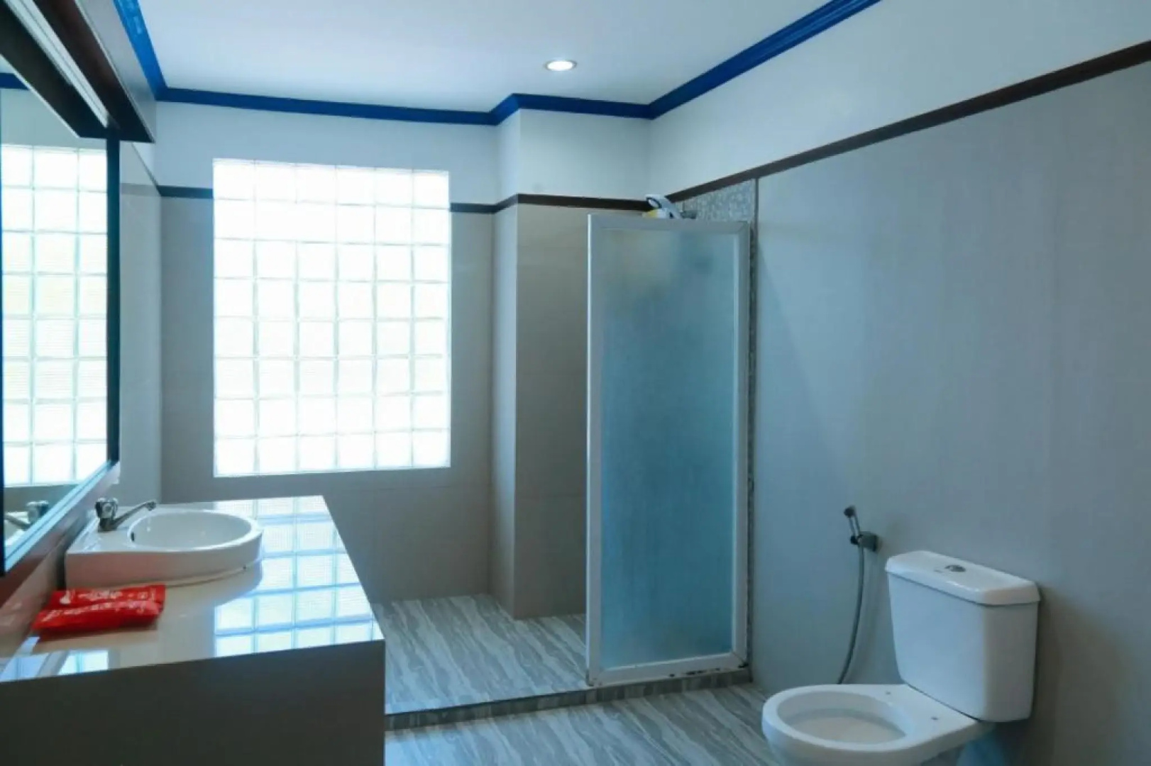 RedDoorz Plus @ Castle Chateau Iloilo