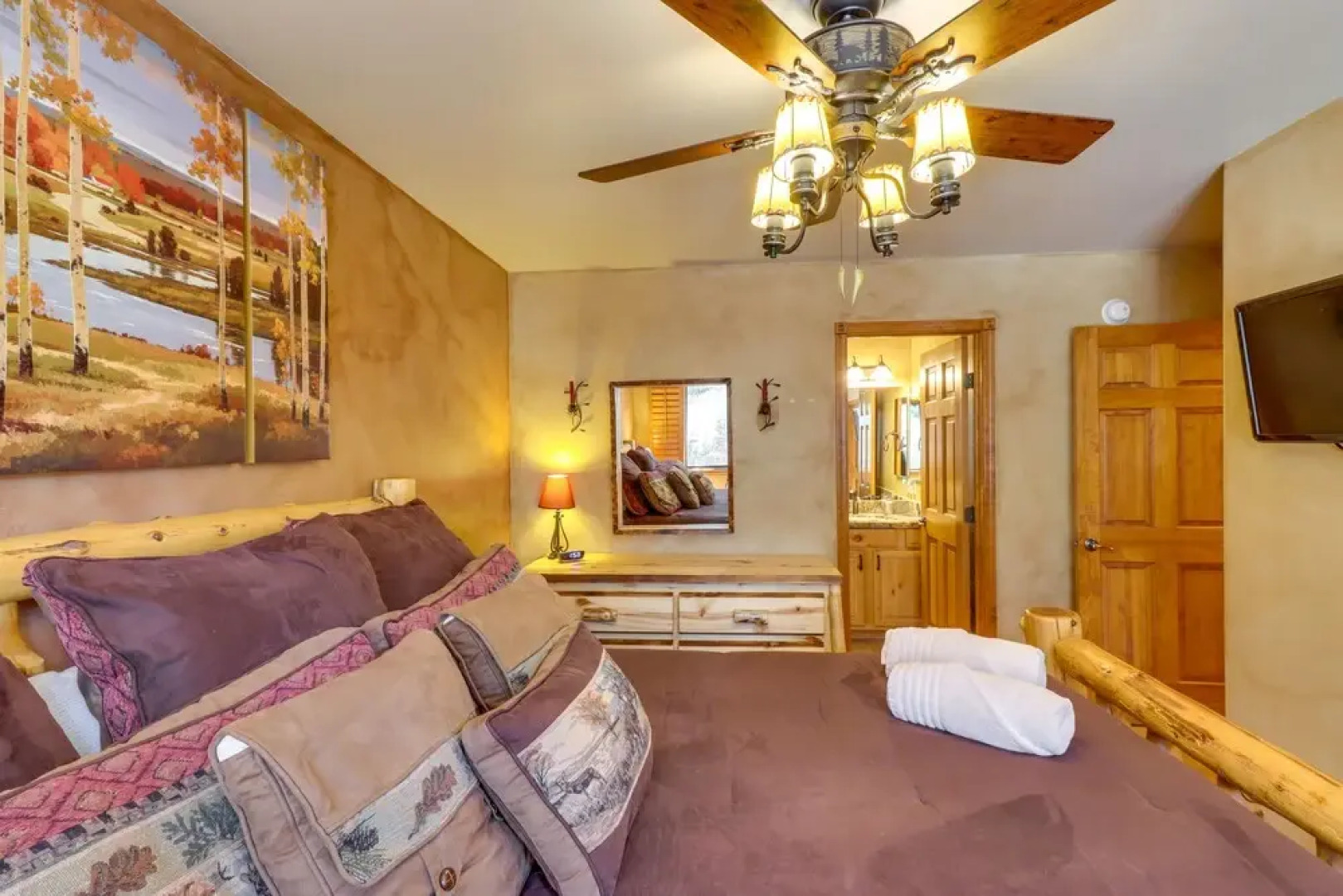 Cozy Show Low Cabin < 5 Mi to Downtown!