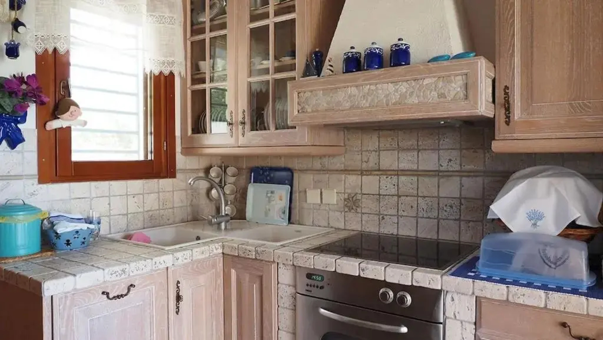 Yades elegant villa 2 minutes away from the beach