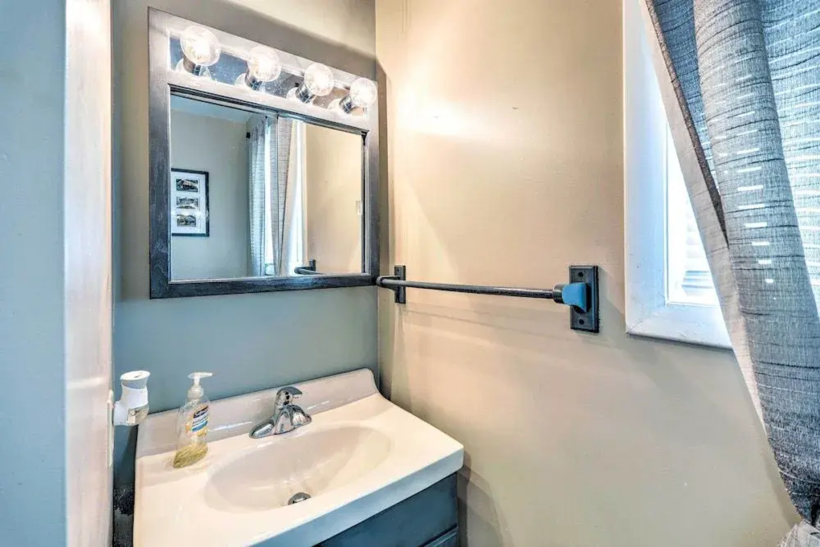 < 7 Mi to Slopes: Inviting Pocono Mtn Retreat!