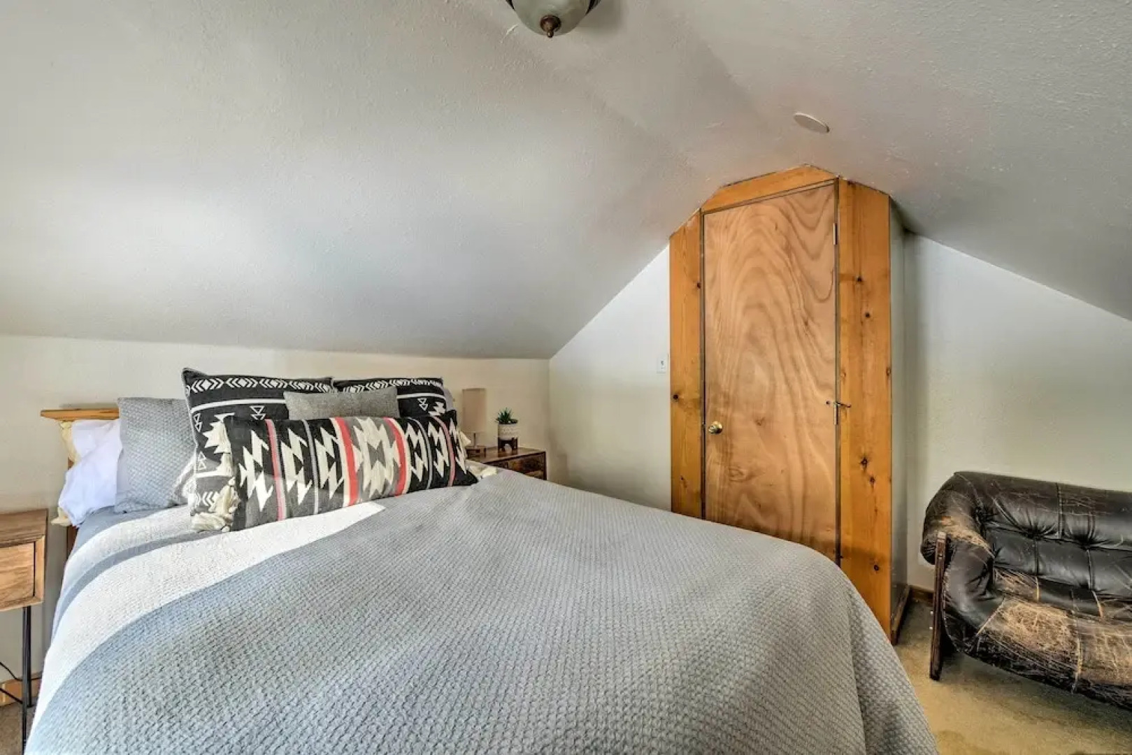 Mysty Mountain Cabin on River: Near Stevens Pass!