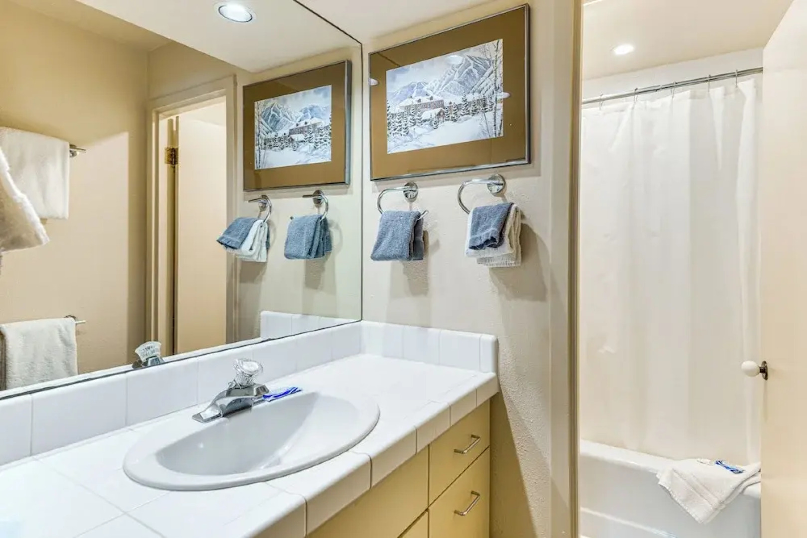 Walk to Sun Valley Village: Condo w/ Deck!