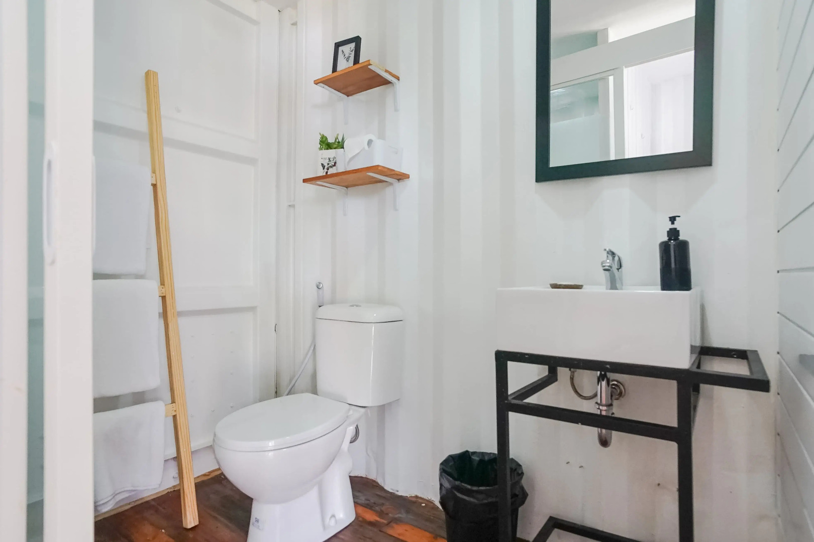 Container Smart Stay (CSS)